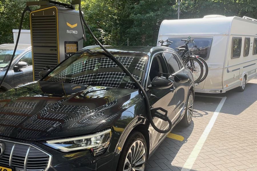 Opladen Audi e-Tron met caravan