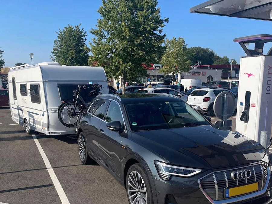 Audi met caravan opladen