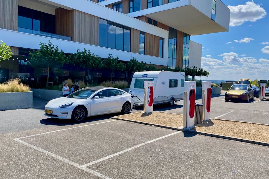 Tesla met caravan opladen