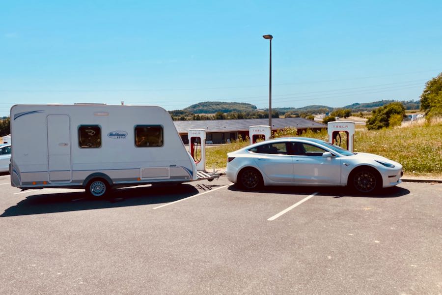 Tesla met caravan bij supercharger